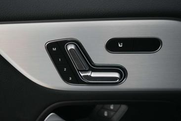 Mercedes EQA 250 — photo 25