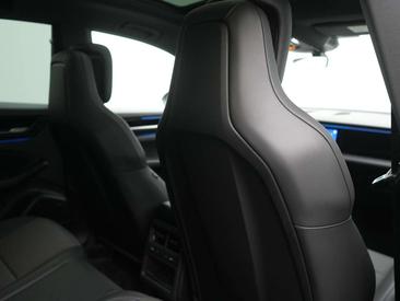 Porsche Macan Electric — photo 25