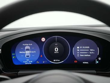 Porsche Macan Electric — photo 29