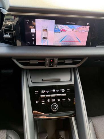 Porsche Macan Electric — photo 9