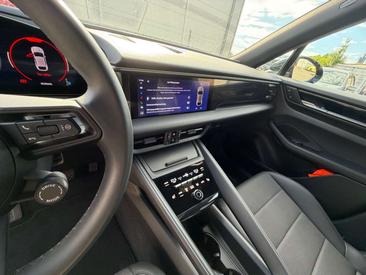 Porsche Macan Electric — photo 14