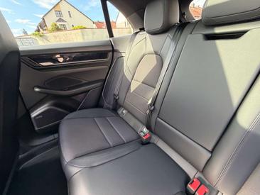 Porsche Macan Electric — photo 16