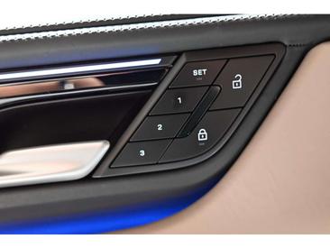 Porsche Macan Electric — photo 21