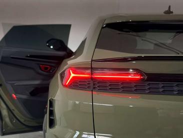 Lamborghini Urus SE — photo 15