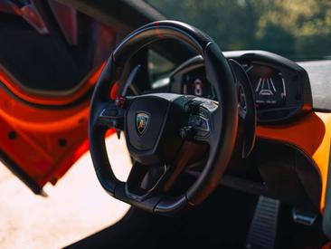 Lamborghini Revuelto — photo 9
