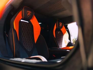 Lamborghini Revuelto — photo 10