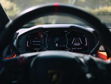 Lamborghini Revuelto — photo 12