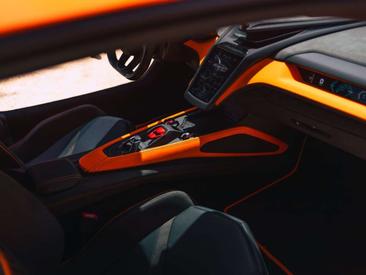 Lamborghini Revuelto — photo 17