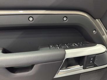 Land Rover Defender 90 D250 MHEV — photo 7