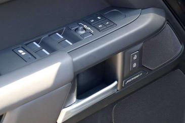 Land Rover Defender 130 D300 MHEV — photo 17