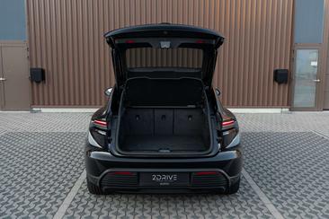 Porsche Macan Electric — photo 13