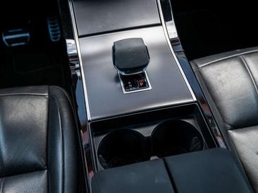 Land Rover Range Rover Evoque P300e R-Dynamic HSE — photo 11