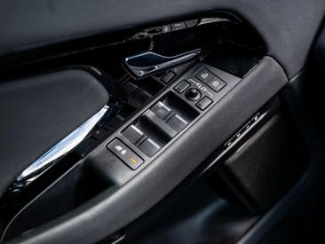 Land Rover Range Rover Evoque P300e R-Dynamic HSE — photo 13