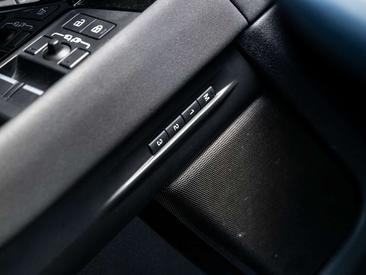 Land Rover Range Rover Evoque P300e R-Dynamic HSE — photo 16