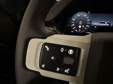 Land Rover Defender 90 X-Dynamic SE 3.0D I6 200 CV AWD Auto — photo 11