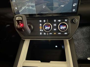 Land Rover Defender 90 X-Dynamic SE 3.0D I6 200 CV AWD Auto — photo 24