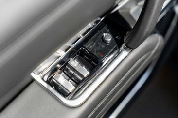 Land Rover Range Rover HSE P550E — photo 28