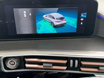 Mercedes EQC 400 — photo 15