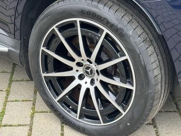 Mercedes EQC 400 — photo 29
