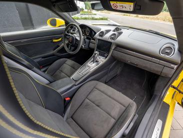 Porsche 718 Cayman GT4 — photo 5