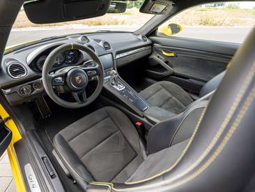 Porsche 718 Cayman GT4 — photo 6