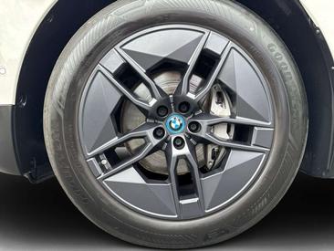 BMW IX XDrive40 — photo 10