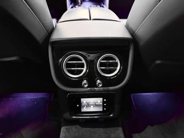 Bentley Bentayga V8 — photo 13