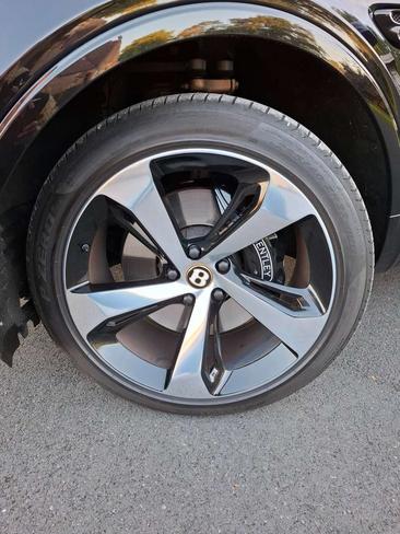 Bentley Bentayga V8 — photo 15