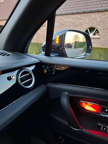 Bentley Bentayga V8 — photo 44