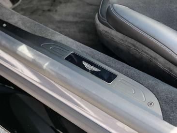 Aston Martin Vantage V8 — photo 20