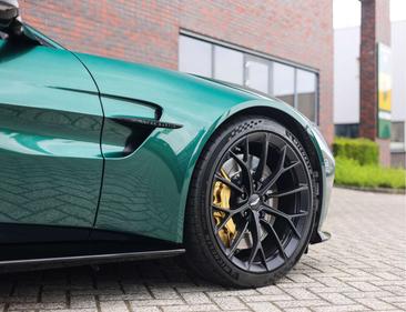 Aston Martin Vantage V8 — photo 19