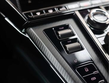 Aston Martin Vantage V8 — photo 38