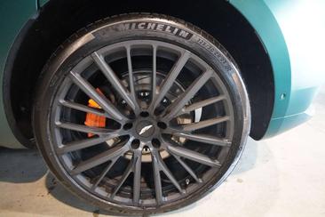 Aston Martin DBX V8 — photo 22