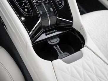 Aston Martin DB12 V8 — photo 34