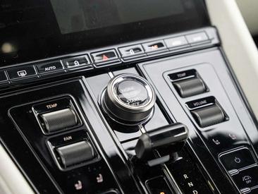 Aston Martin DB12 V8 — photo 35