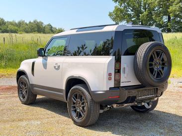Land Rover Defender 90 D200 MHEV — photo 9