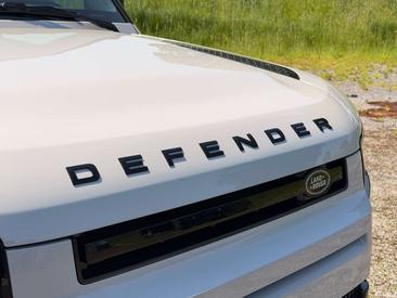 Land Rover Defender 90 D200 MHEV — photo 13