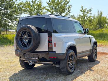 Land Rover Defender 90 D200 MHEV — photo 11