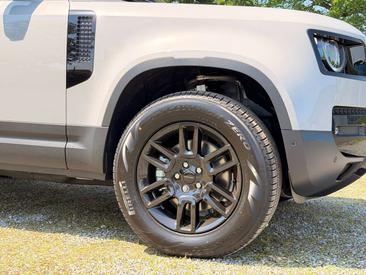 Land Rover Defender 90 D200 MHEV — photo 12