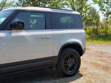 Land Rover Defender 90 D200 MHEV — photo 14