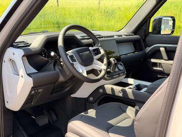 Land Rover Defender 90 D200 MHEV — photo 18