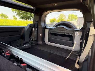 Land Rover Defender 90 D200 MHEV — photo 20