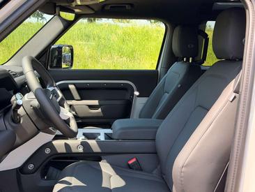 Land Rover Defender 90 D200 MHEV — photo 22