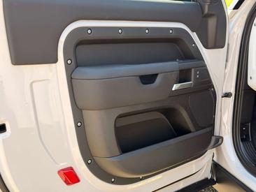Land Rover Defender 90 D200 MHEV — photo 24