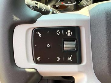 Land Rover Defender 90 D200 MHEV — photo 26