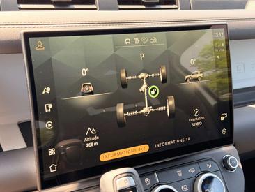Land Rover Defender 90 D200 MHEV — photo 34