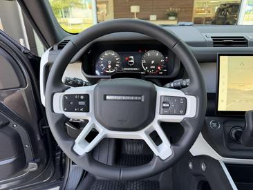 Land Rover Defender 90 D200 S AWD Auto 26MY Gris — photo 9