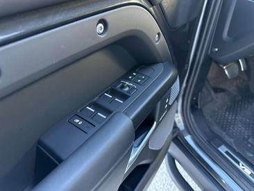 Land Rover Defender 110 5.0 V8 525 CV AWD Auto — photo 12