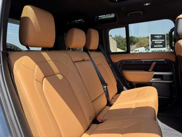 Land Rover Defender 110 SE 2.0 P400e — photo 7