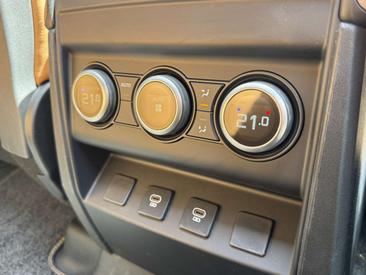 Land Rover Defender 110 SE 2.0 P400e — photo 8